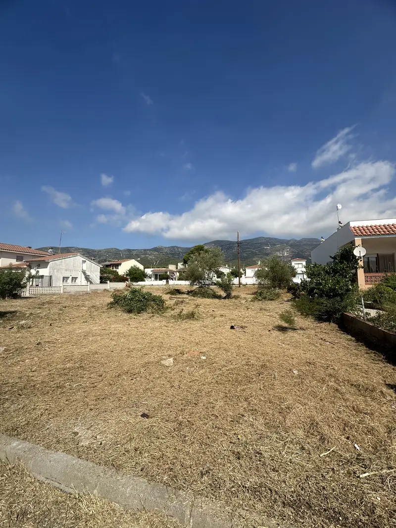 Parcela limpia después de la limpieza en Alcanar Platja